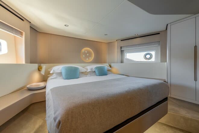 azimut 68 flybridge vip cabin