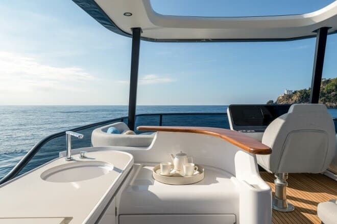 azimut 68 fly deck