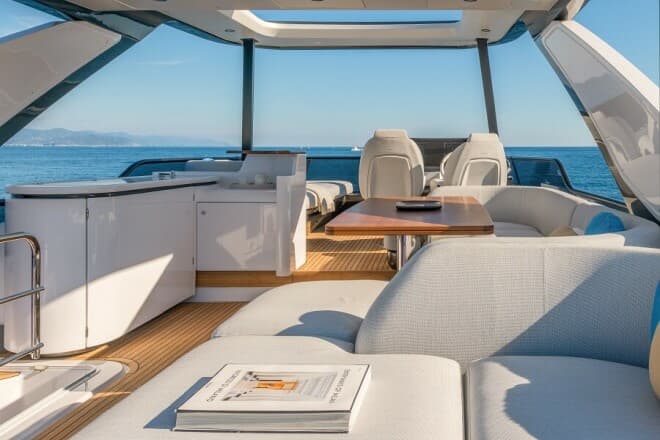 azimut 68 fly deck