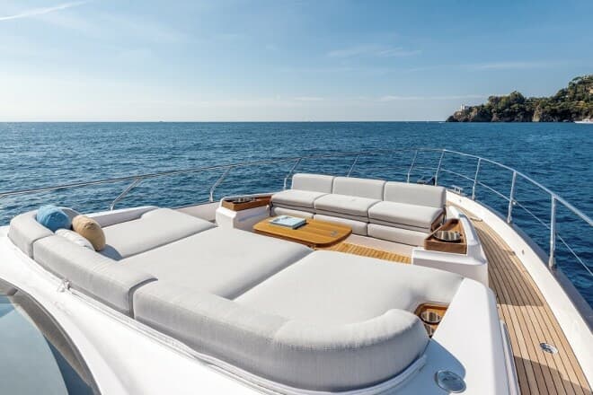 azimut 68 main deck