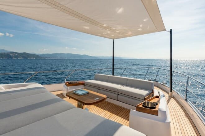 azimut 68 main deck