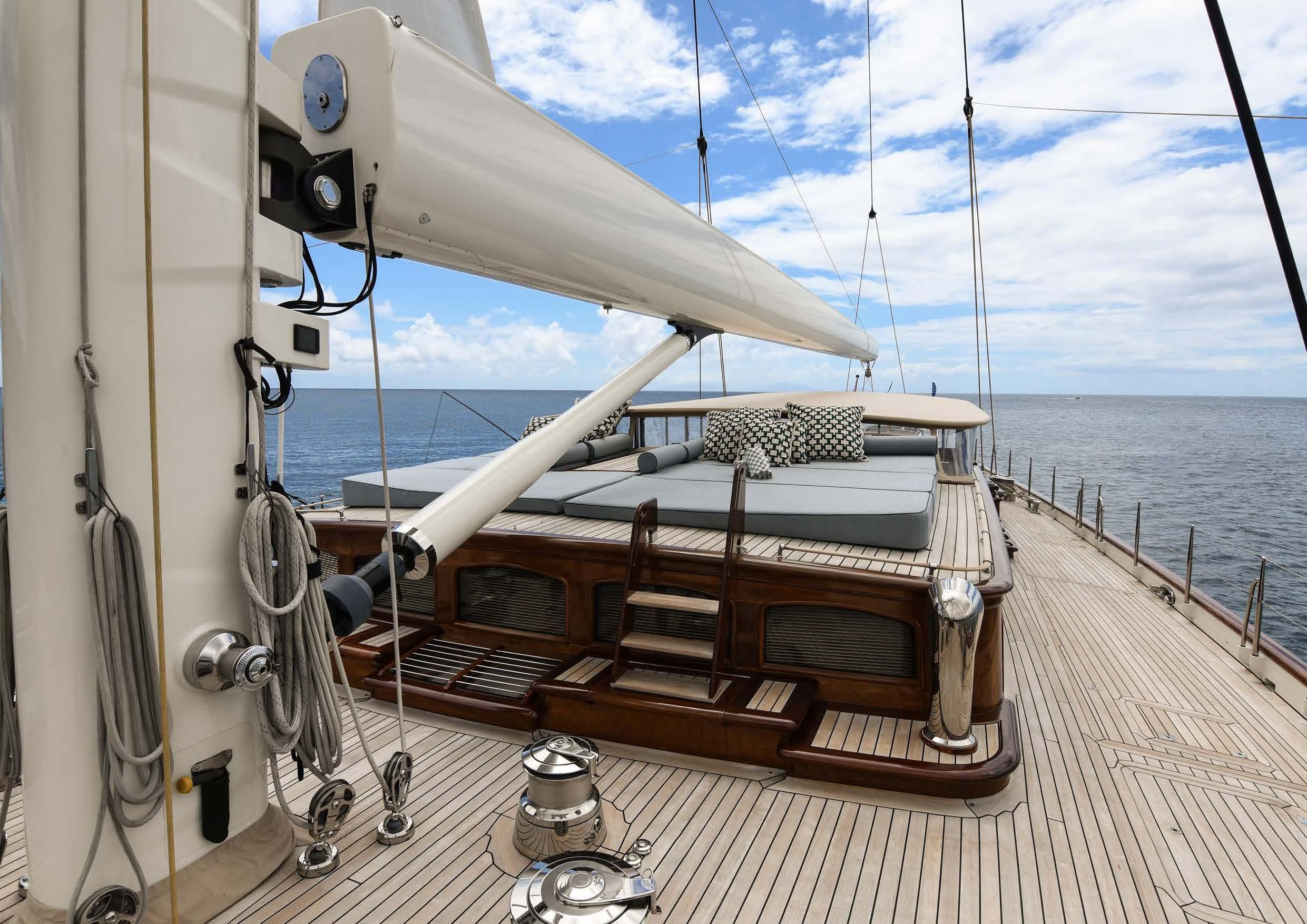 ATHOS_05_Exterior-living_Athos_-_For_Charter_2024_Page_19_Image_0001-PvkGpkdP
